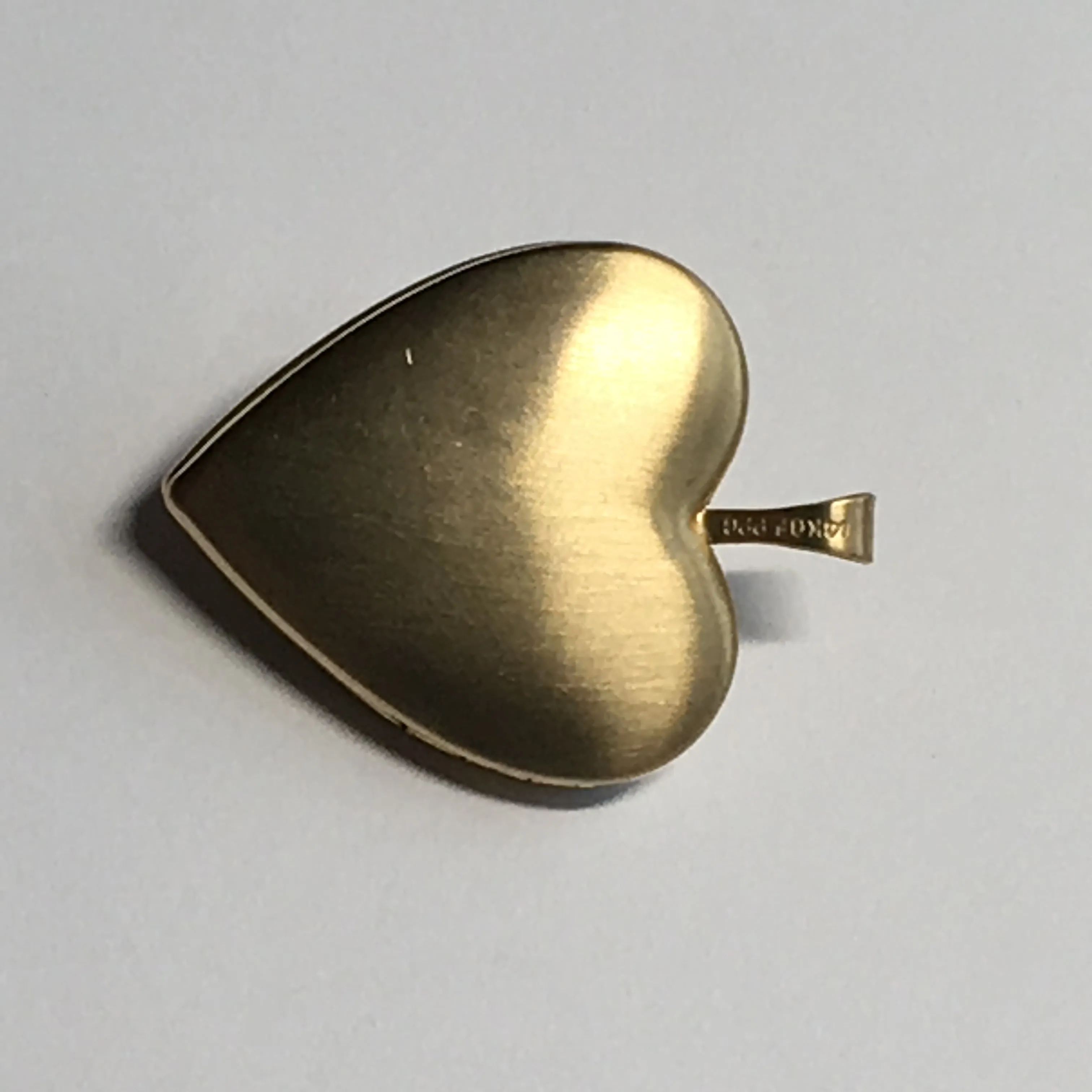 14 Karat Gold Filled Picture Locket with Rose, 25 x 19 x 5 mm, Excellent Condition - Never Worn