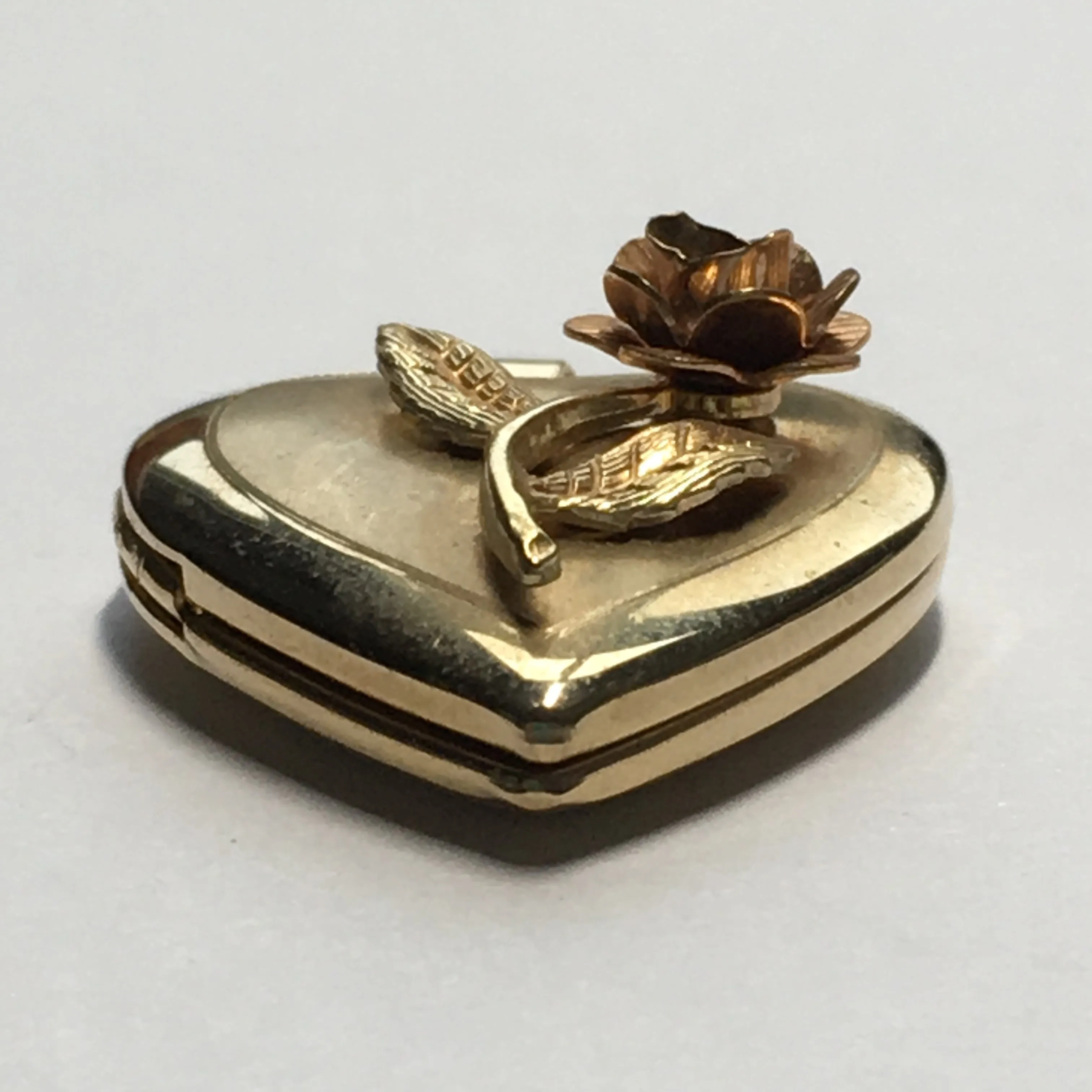 14 Karat Gold Filled Picture Locket with Rose, 25 x 19 x 5 mm, Excellent Condition - Never Worn
