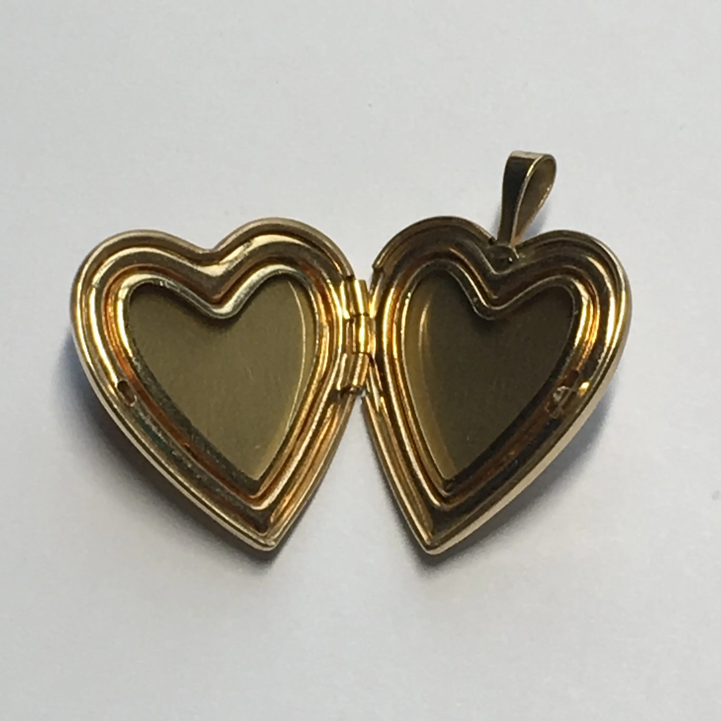 14 Karat Gold Filled Picture Locket with Rose, 25 x 19 x 5 mm, Excellent Condition - Never Worn