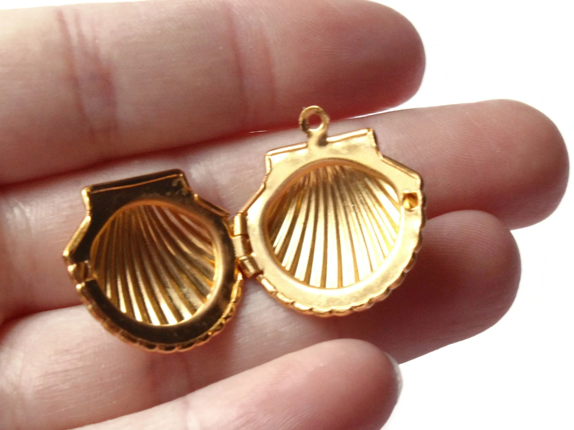 24mm Shell Shaped Locket Gold Tone Locket Charm Jewelry Making and Beading Supplies