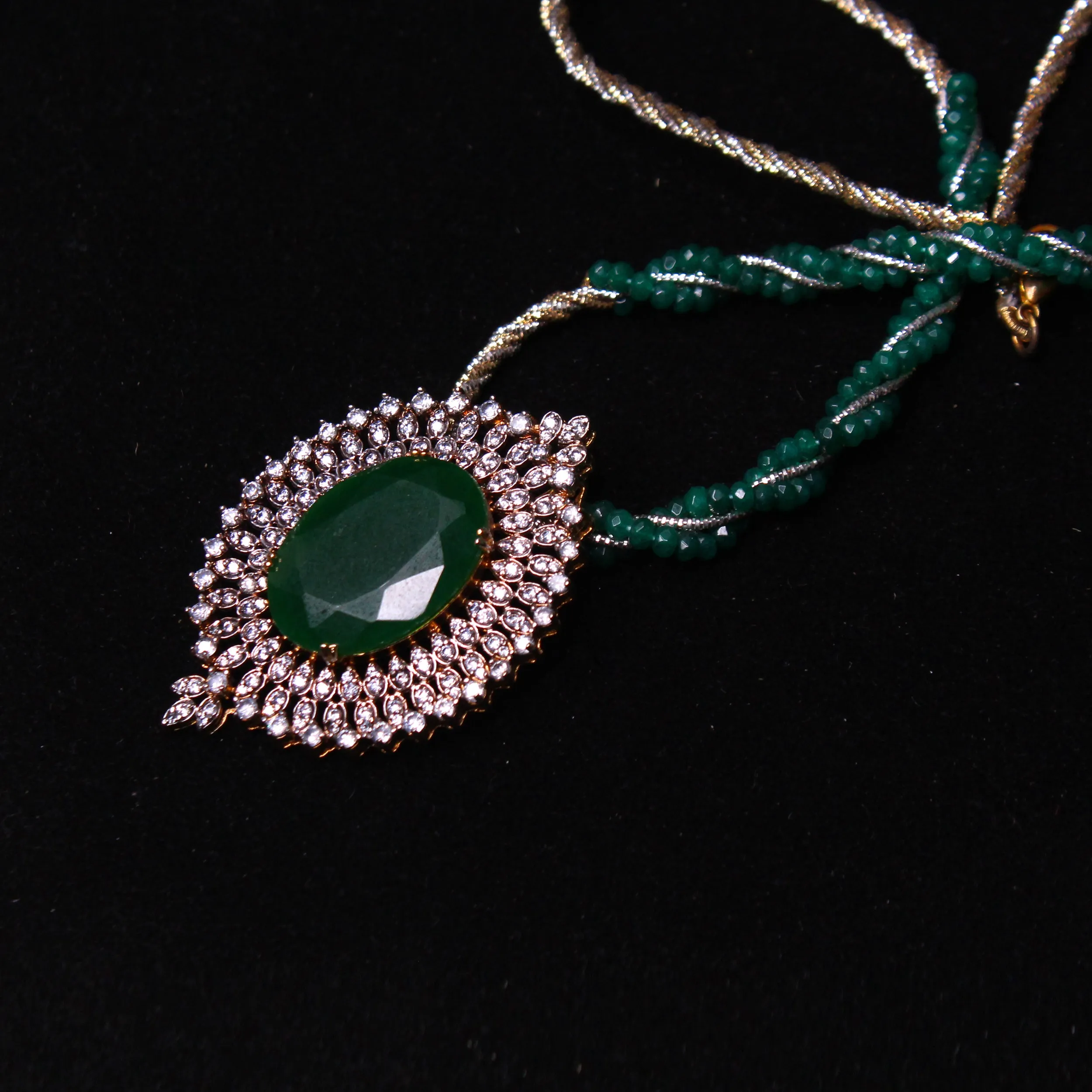 Akhzar Pendant Set