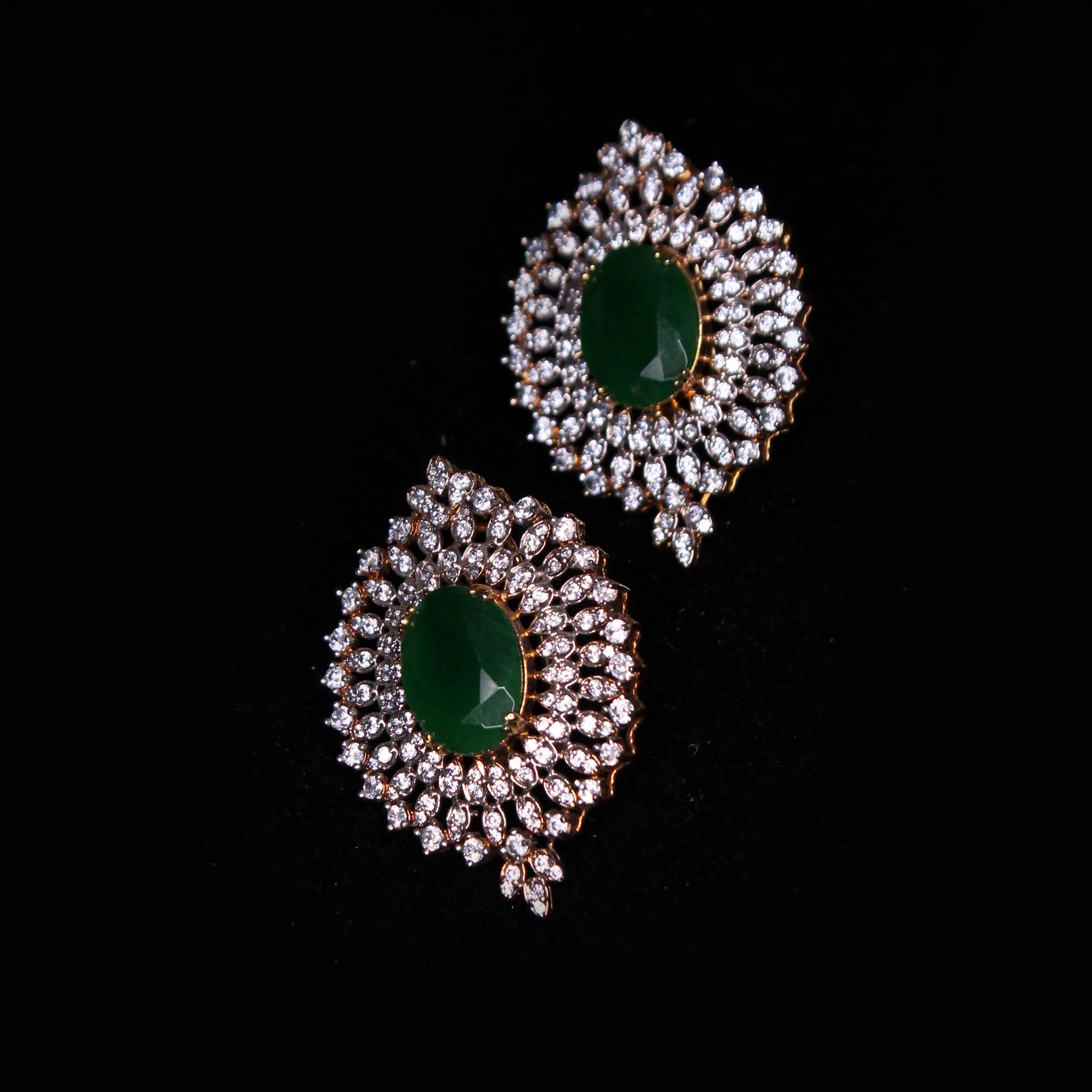Akhzar Pendant Set