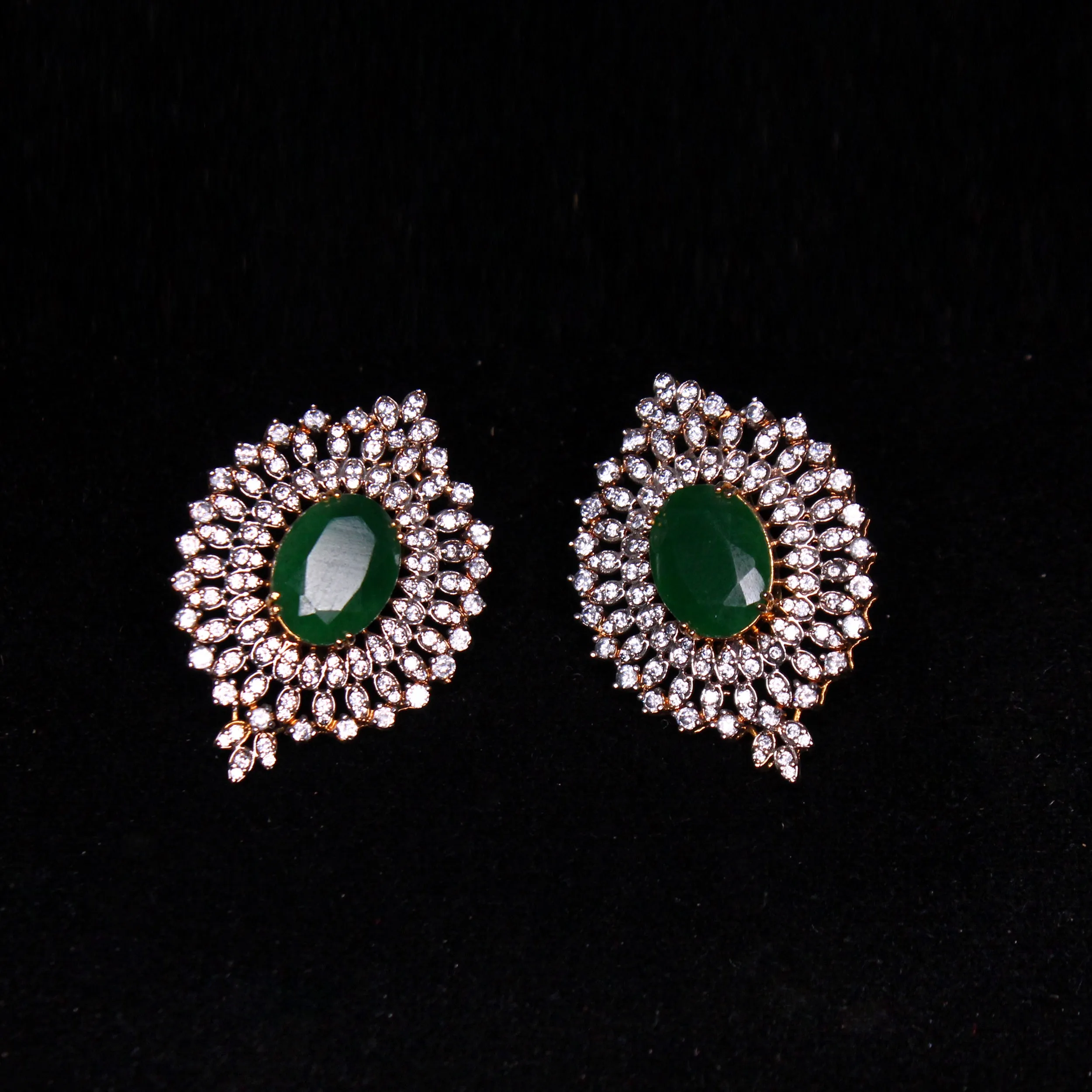 Akhzar Pendant Set