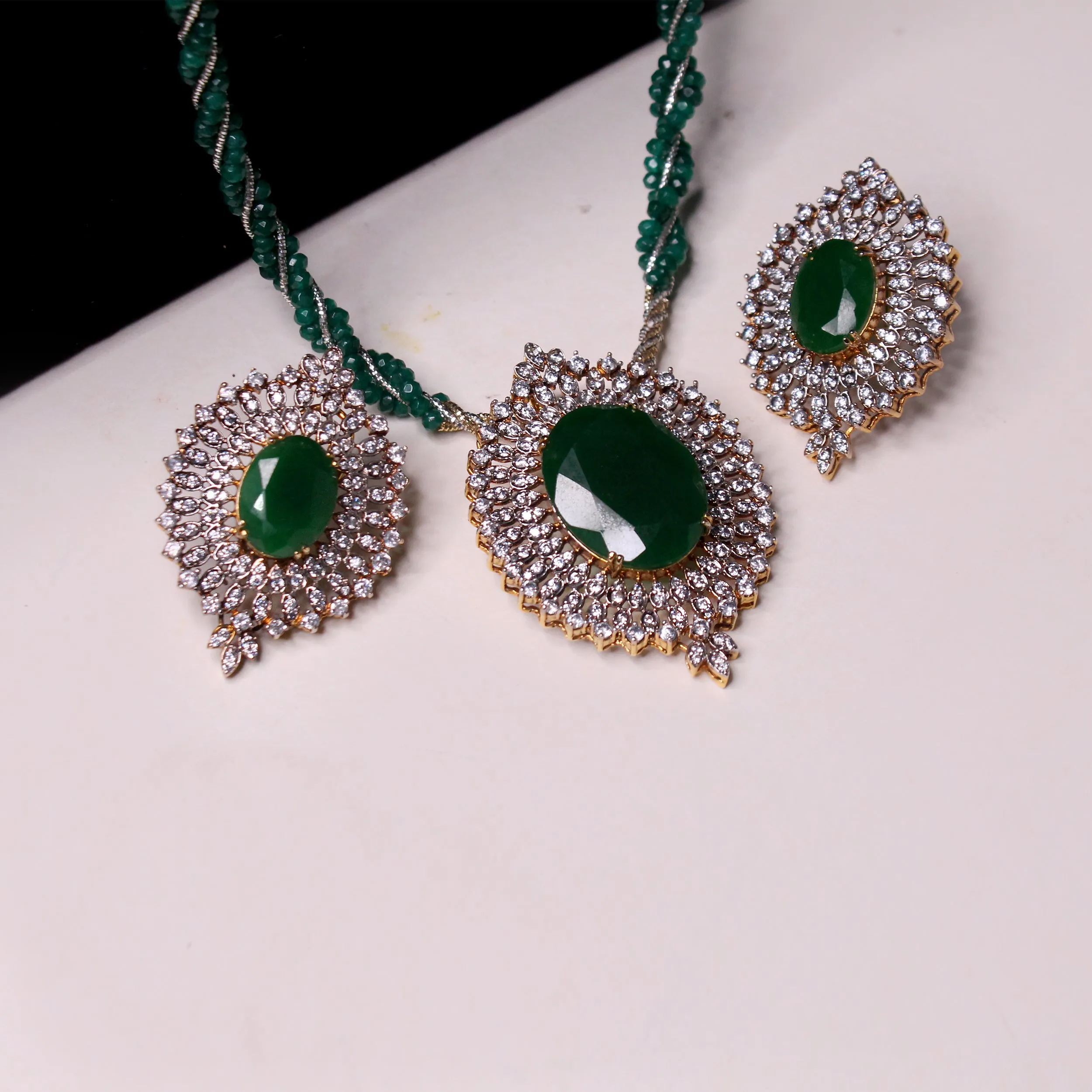 Akhzar Pendant Set