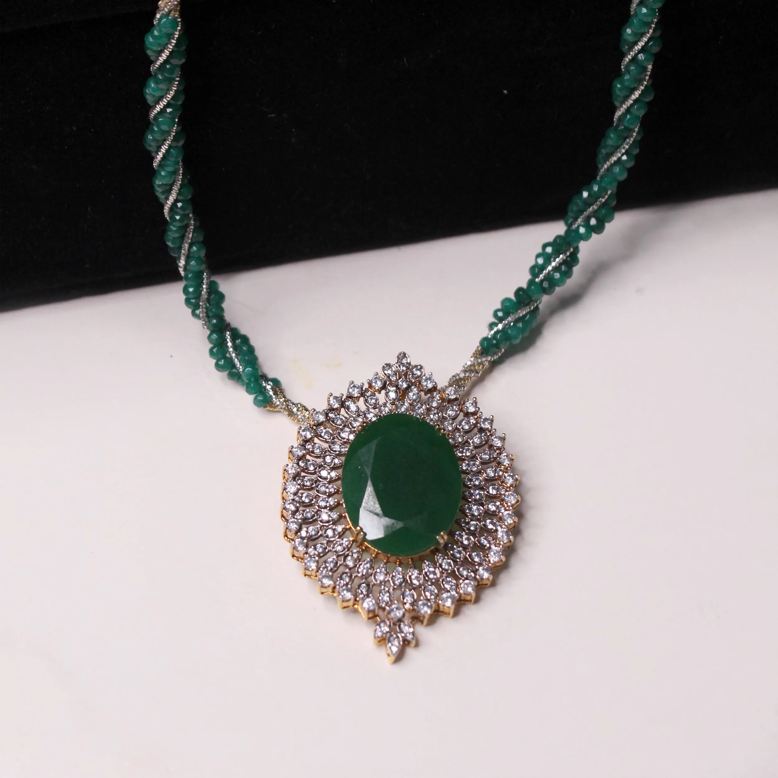 Akhzar Pendant Set