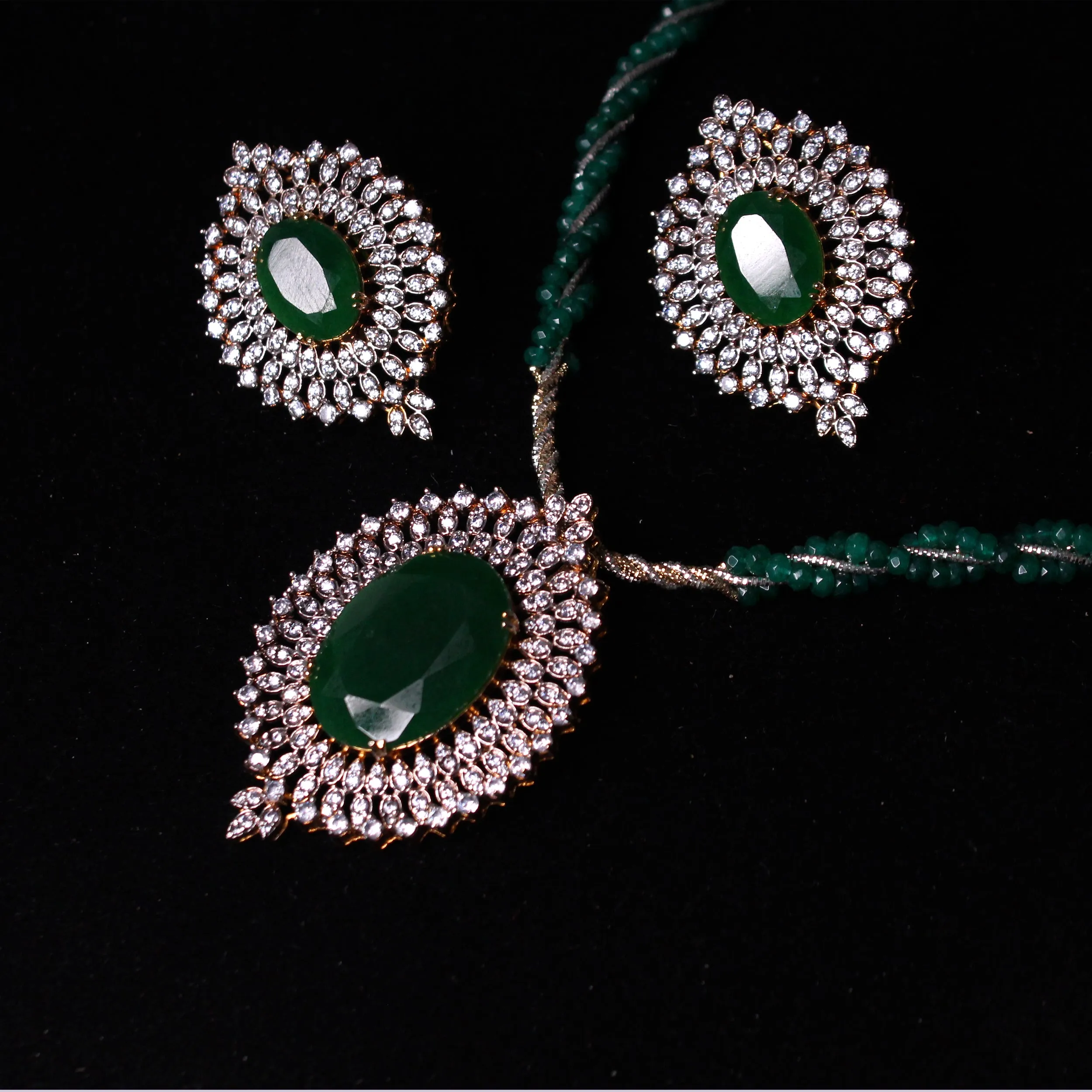 Akhzar Pendant Set
