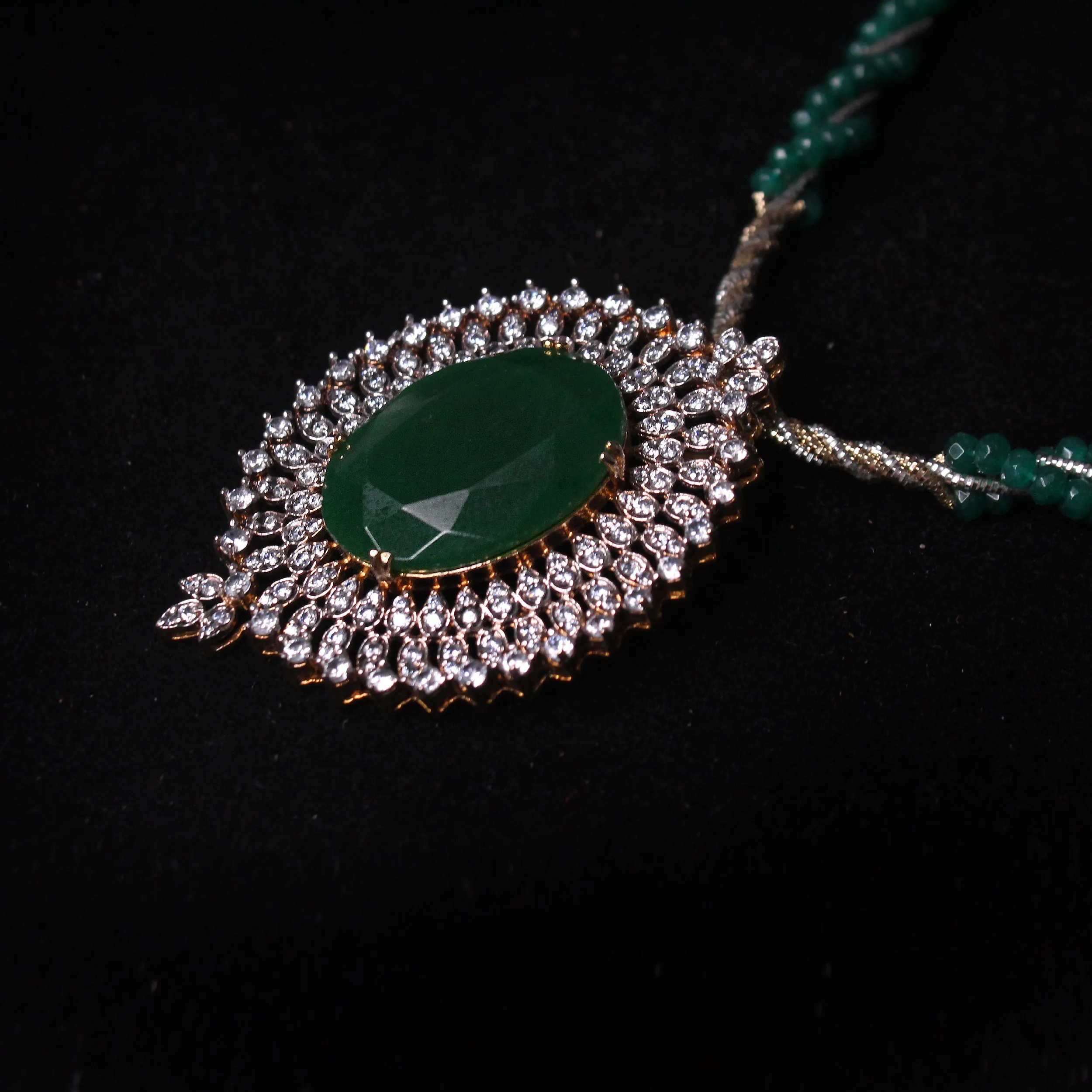 Akhzar Pendant Set