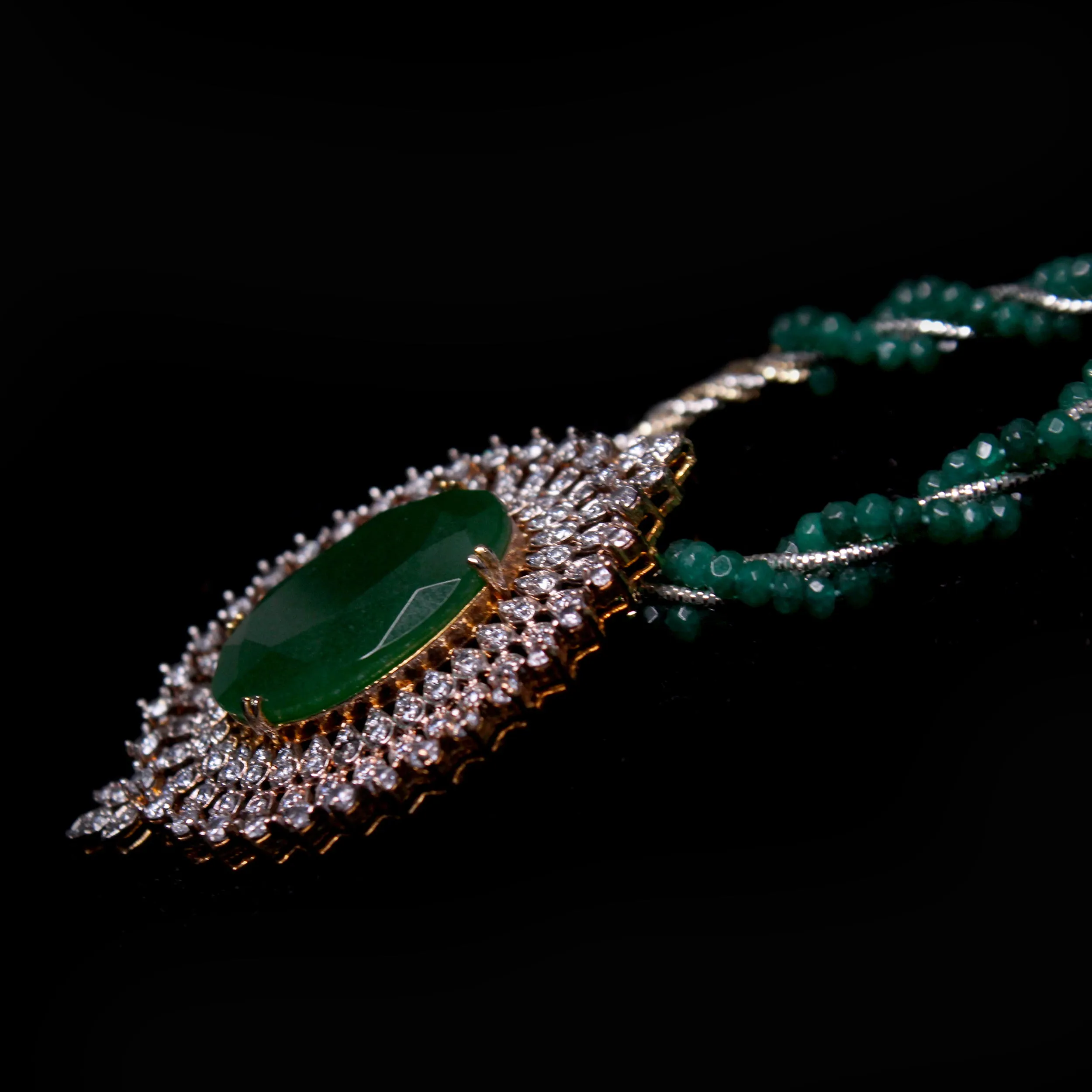 Akhzar Pendant Set