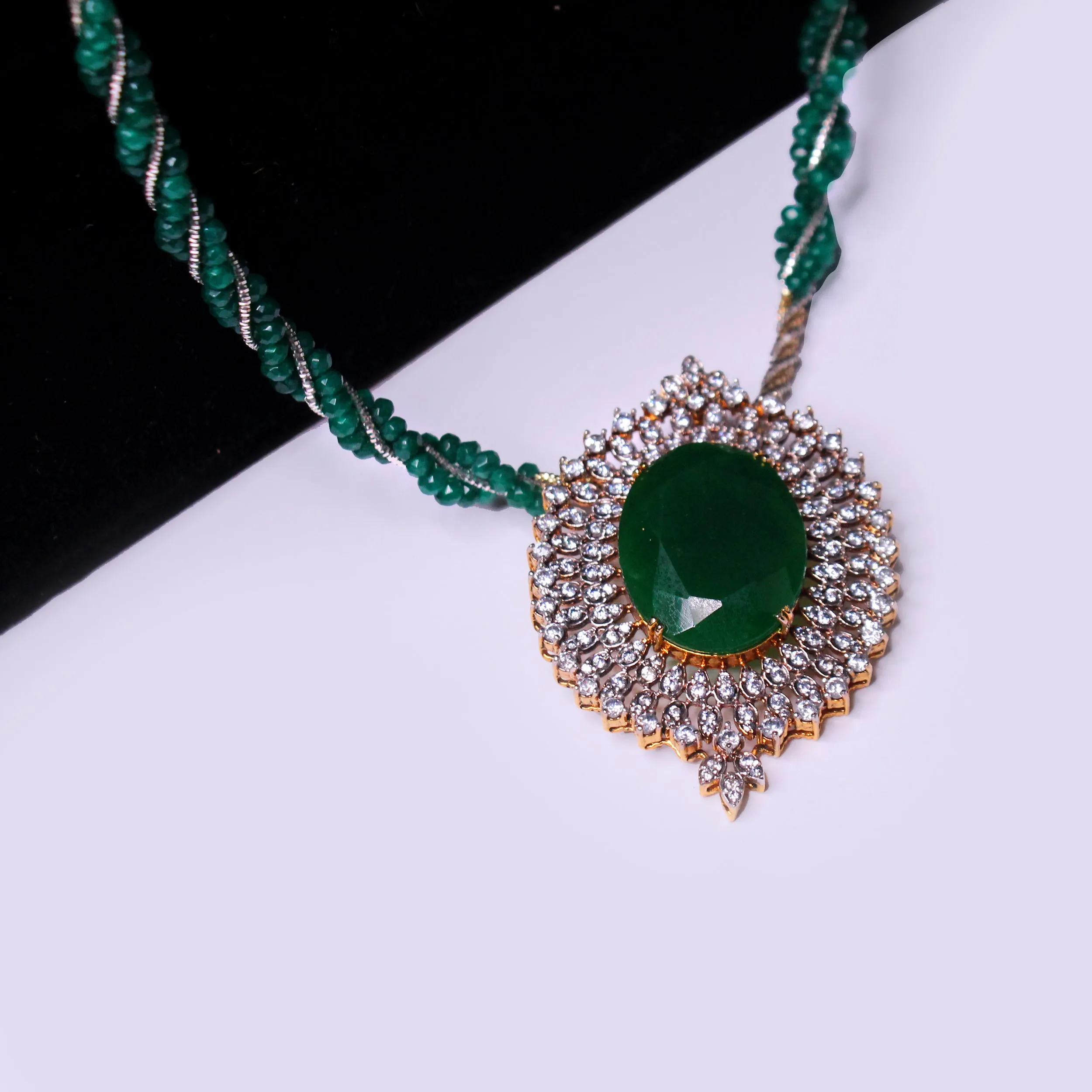 Akhzar Pendant Set