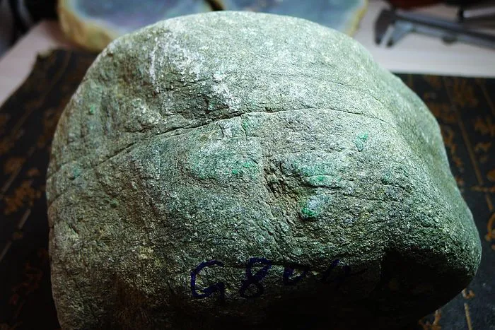 Natural Jade Rough Jadeite Raw (2.57kg,15X13.5X8.5cm)
