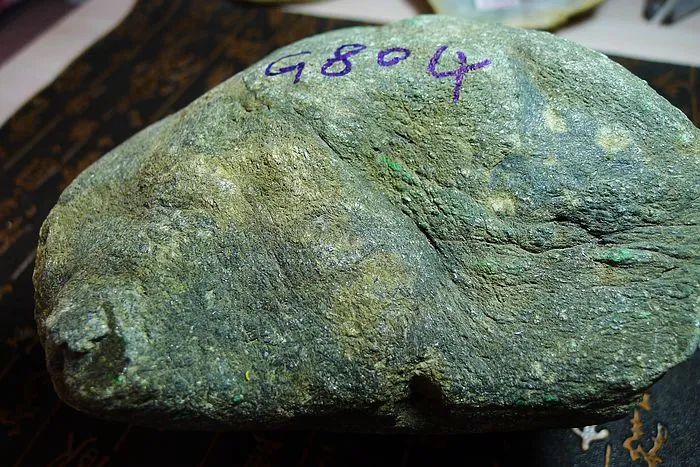 Natural Jade Rough Jadeite Raw (2.57kg,15X13.5X8.5cm)