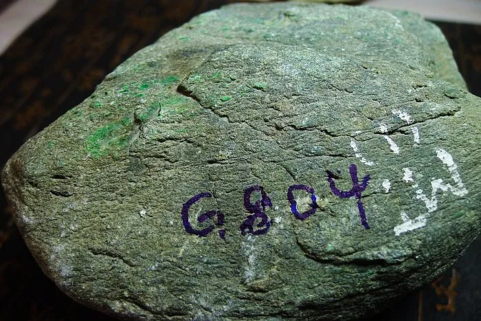 Natural Jade Rough Jadeite Raw (2.57kg,15X13.5X8.5cm)