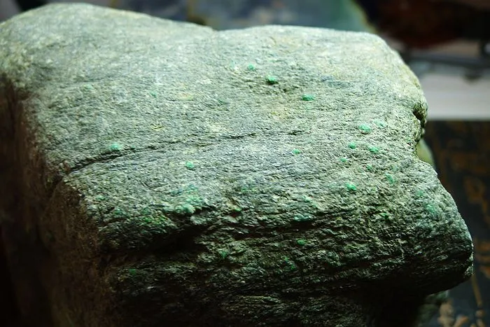 Natural Jade Rough Jadeite Raw (2.57kg,15X13.5X8.5cm)