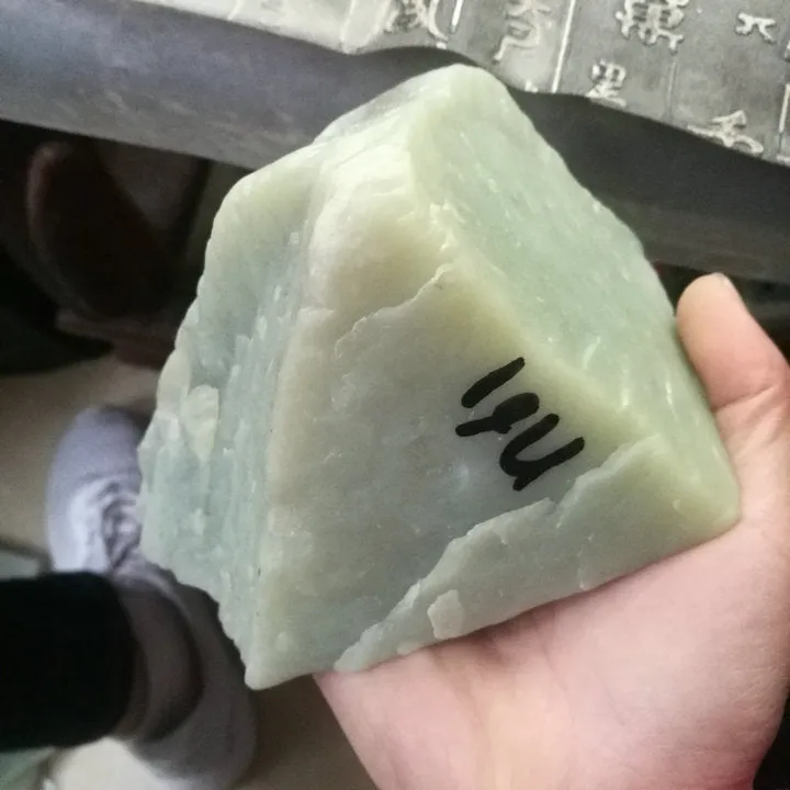 Natural Kunlun Jade Rough Nephrite Raw (965g, 12X9X8cm)