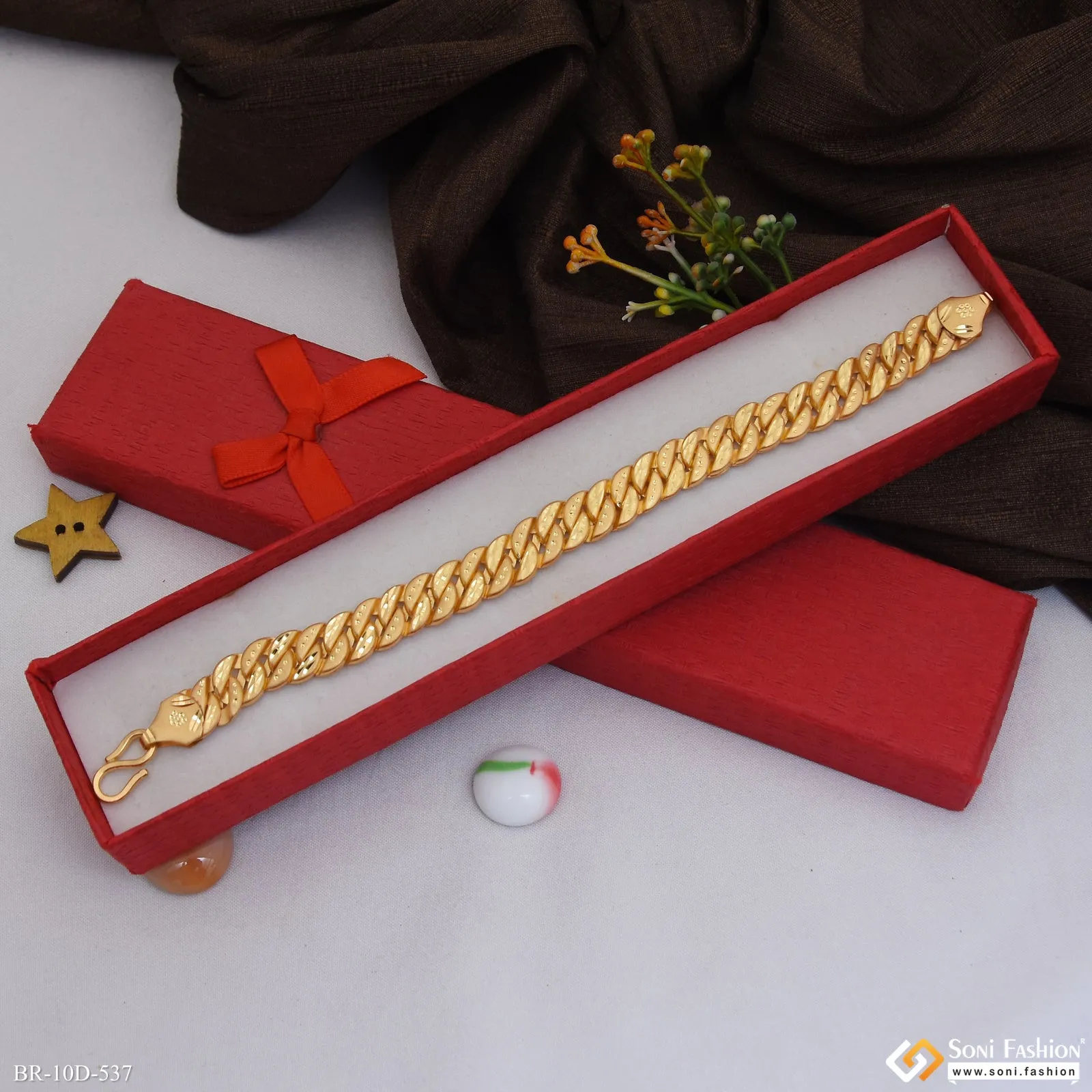Popular Design Gold Plated Pokal Bracelet for Men - Style D537