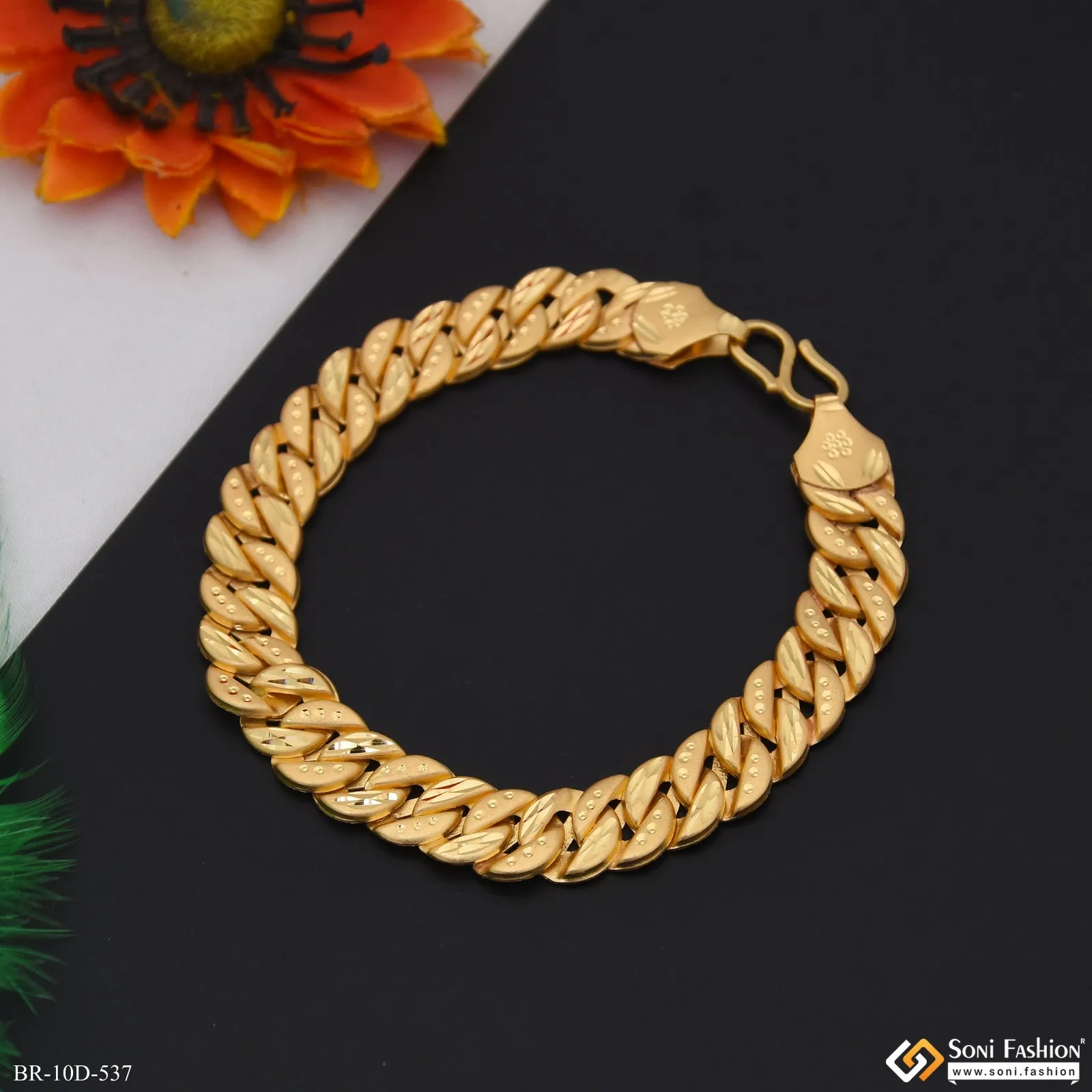 Popular Design Gold Plated Pokal Bracelet for Men - Style D537