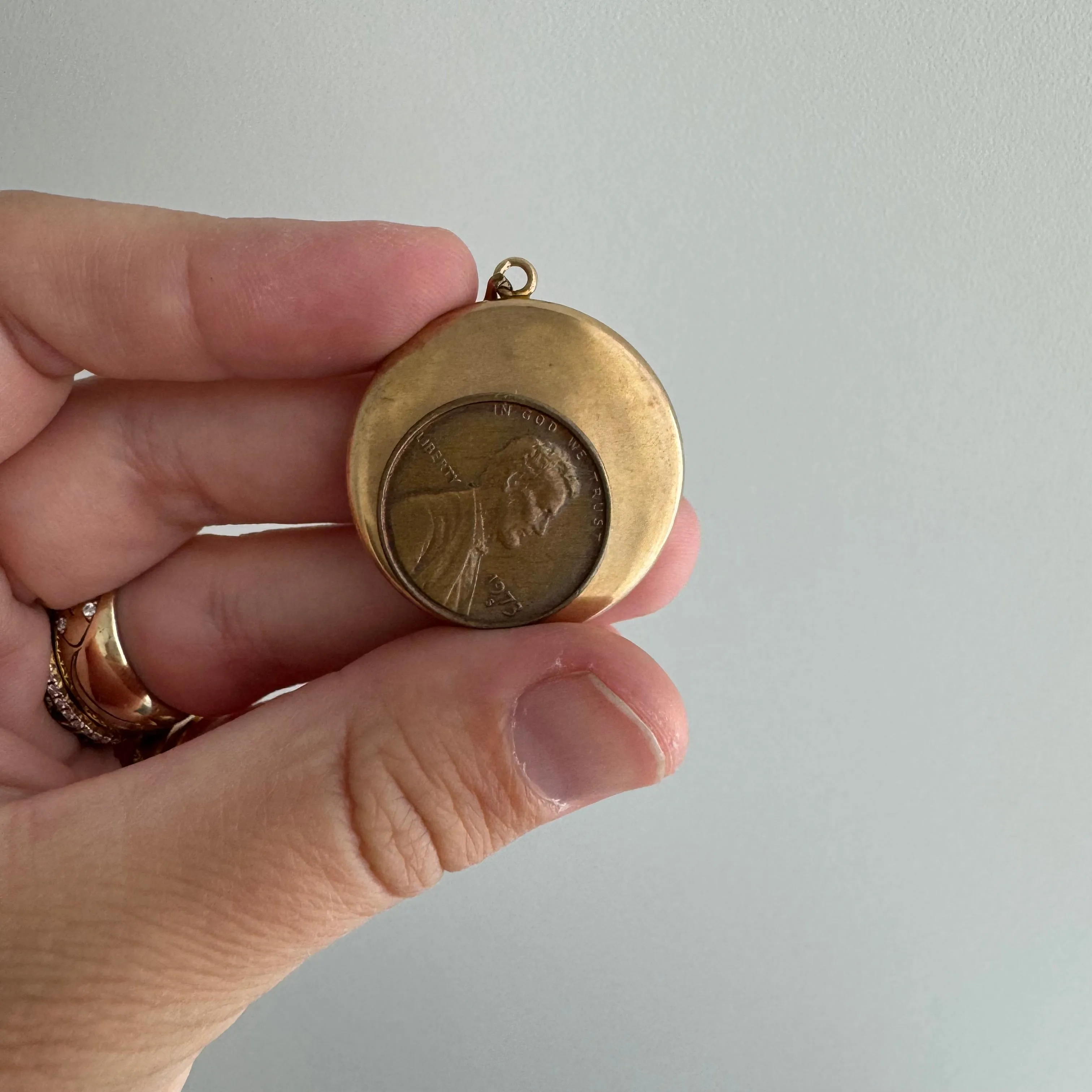 V I N T A G E // starburst memories / 10k gold locket with one diamond starburst design / a pendant